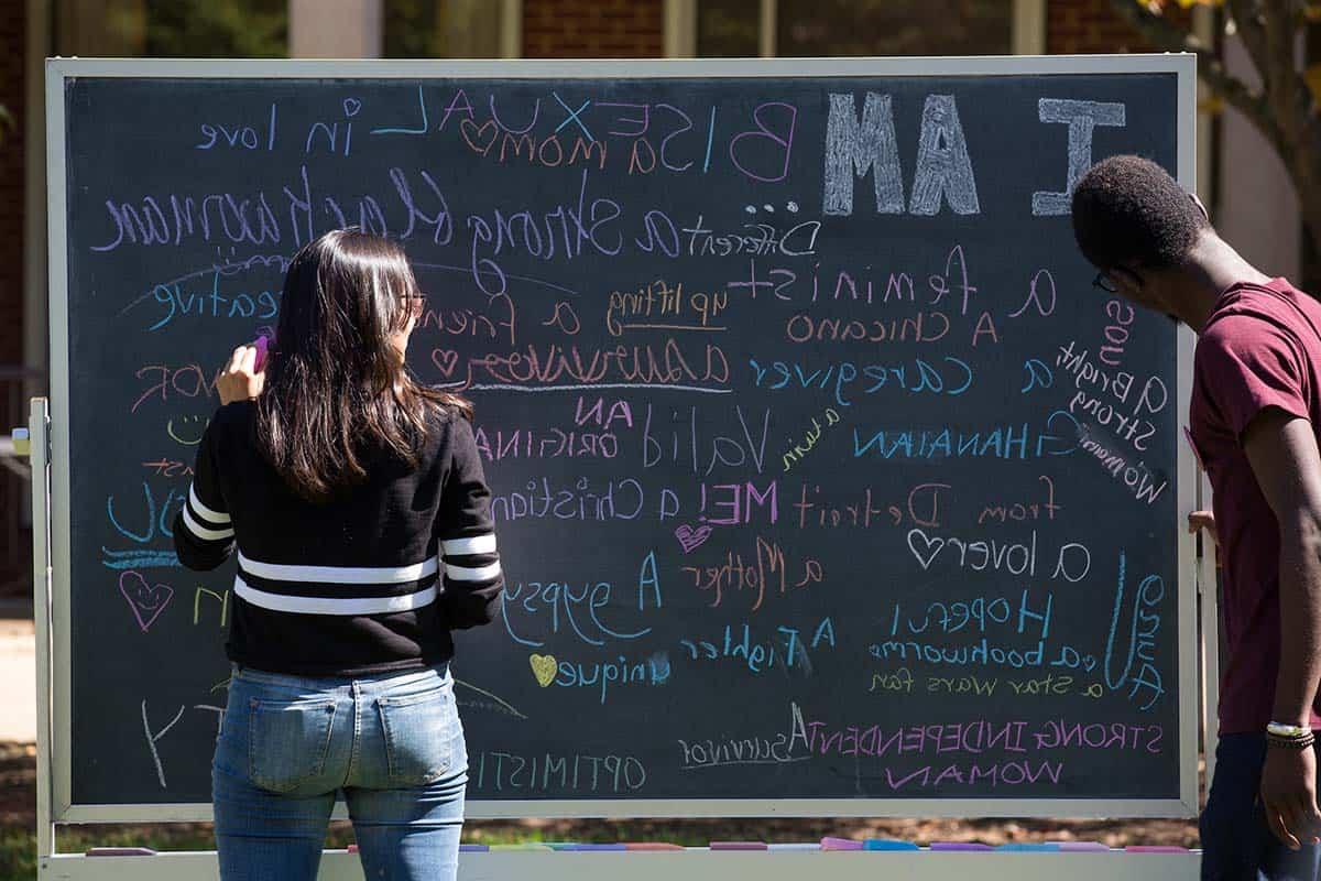 学生们在多元化黑板上分享他们的身份.